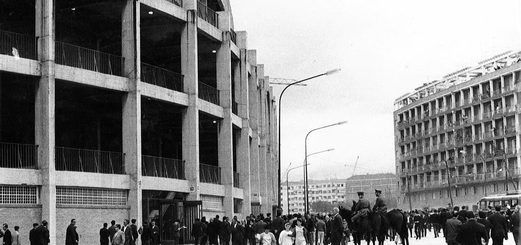 Exterior del Estadio del Manzanares (renombrado Vicente Calderón) el 2 de octubre de 1966, antes del primer encuentro (jornada 4 de Liga, Atlético-Valencia 1-1). Foto Zarkhijo. Sobre archivo Marca: 31442