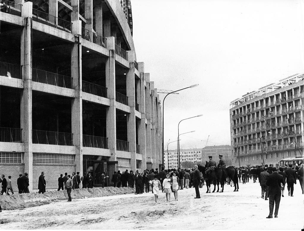 Exterior Del Estadio Del Manzanares (renombrado Vicente Calderón) El 2 De Octubre De 1966, Antes Del Primer Encuentro (jornada 4 De Liga, Atlético-Valencia 1-1). Foto Zarkhijo. Sobre Archivo Marca: 31442